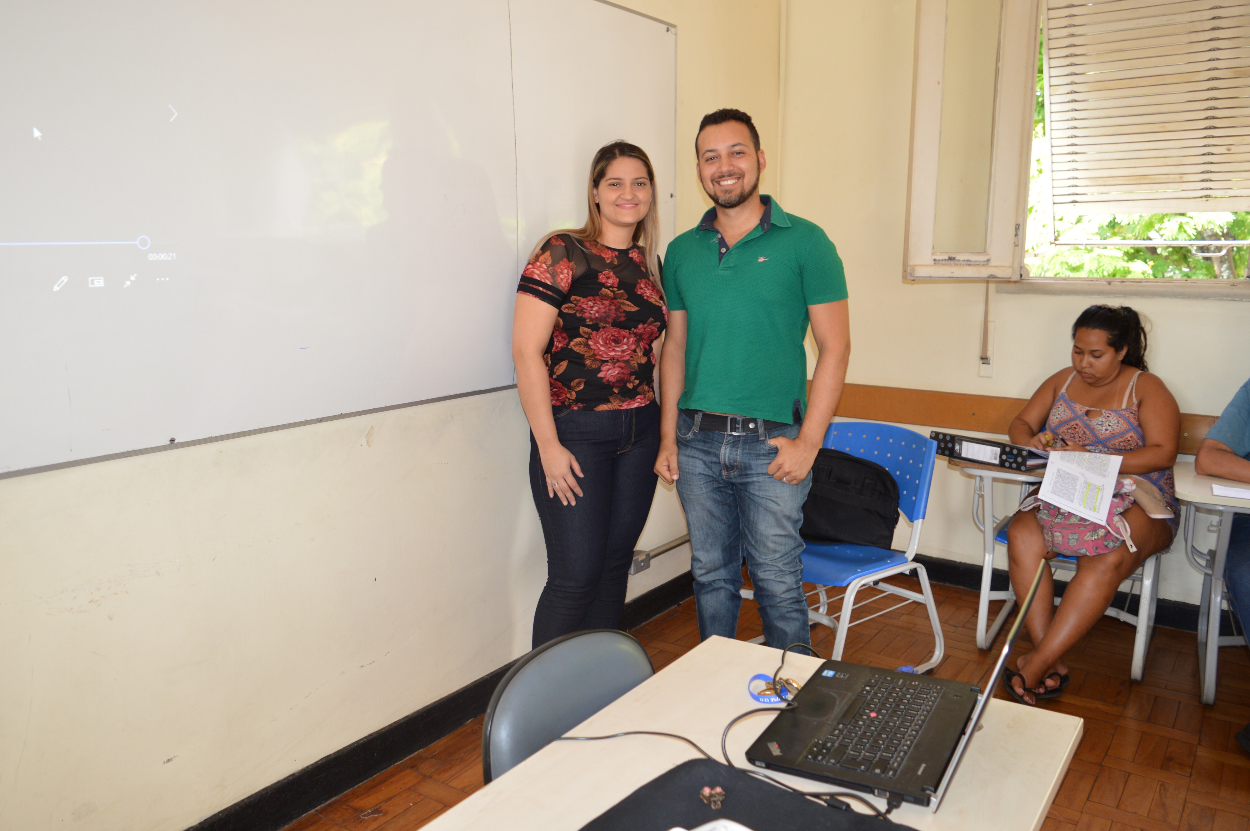Professora Waléria de Oliveira e o intérprete de Libras, Leone Xavier, o qual nos ajudou a comunicar com a docente para essa reportagem.